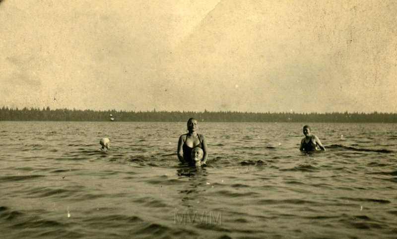 KKE 4989.jpg - Fot. Grupowa. Nad jeziorem Świteź, Miratycze, 1937 r.